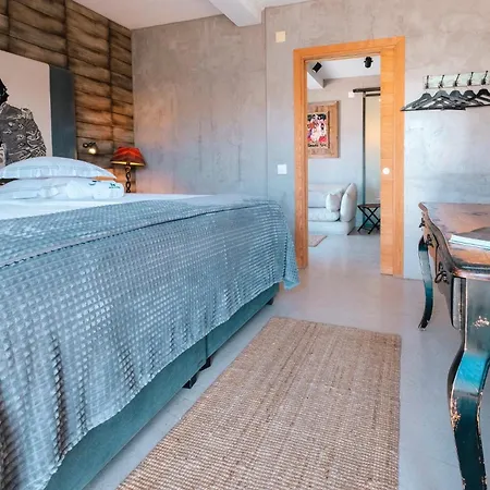 Surfers Peniche Otel