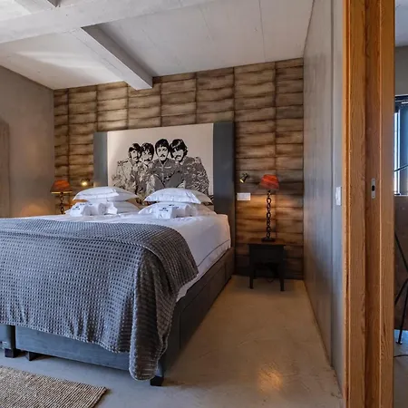 Surfers Peniche Otel
