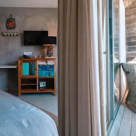 Surfers Peniche Otel