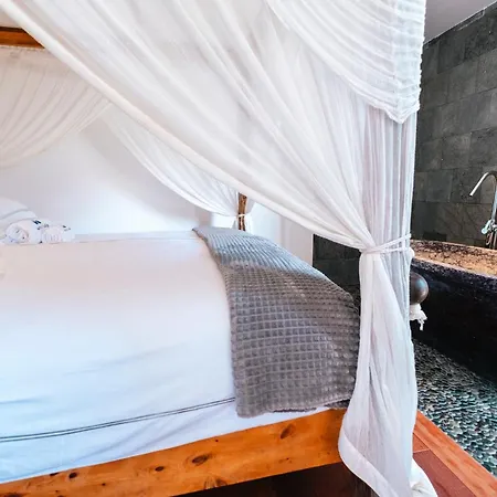 Surfers Peniche Otel 4*