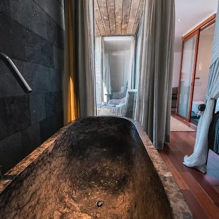 Surfers Peniche Otel