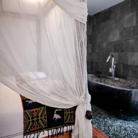 Hotel Surfers 4*