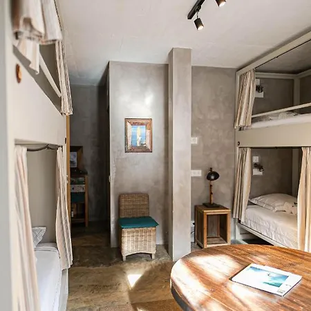 Surfers Peniche Otel