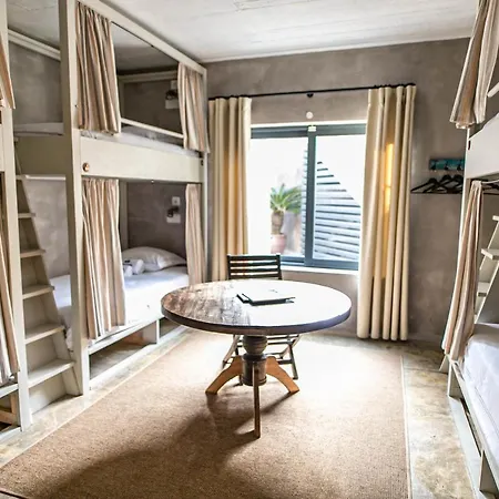 Hotel Surfers 4*